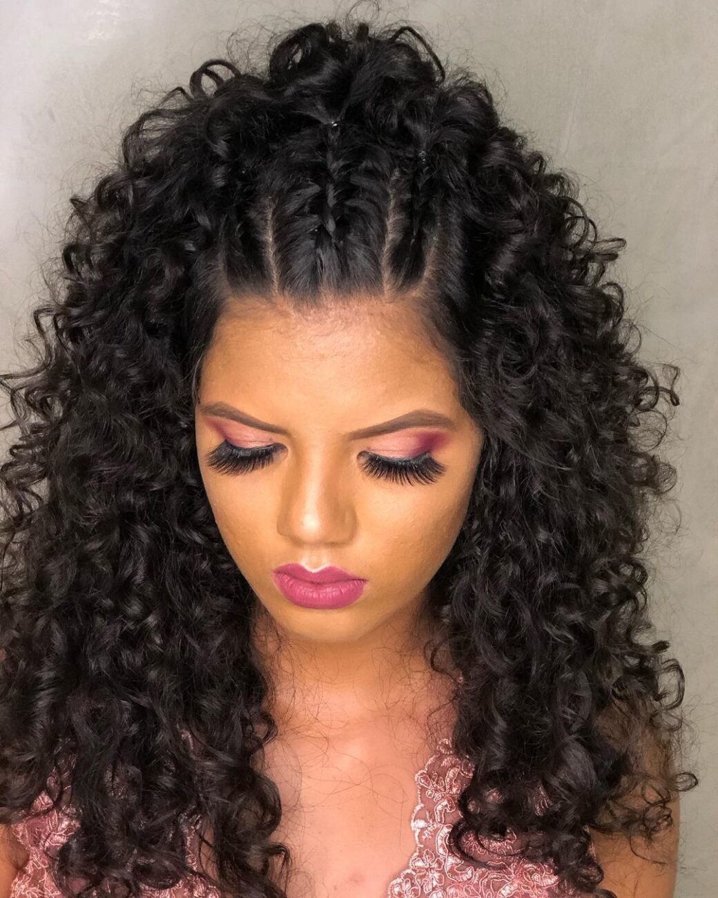 penteado com trança na testa