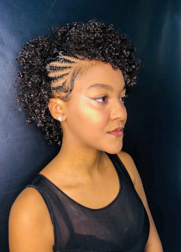 trança em cabelo cacheado curto