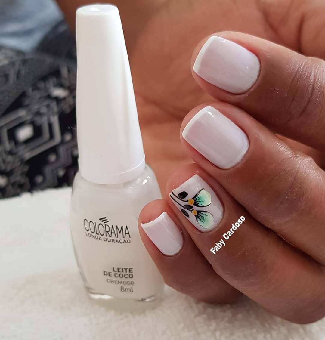 truque do esmalte roxo na unha