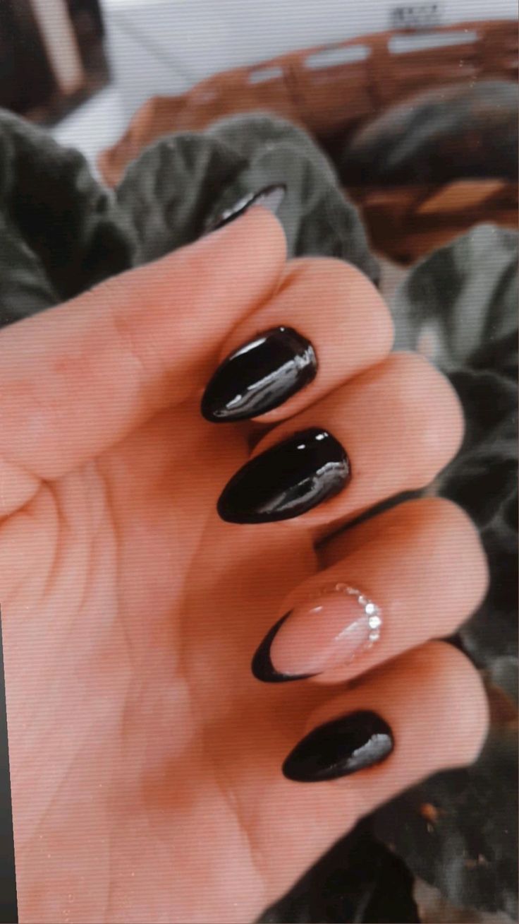 unha amendoada preta fosca