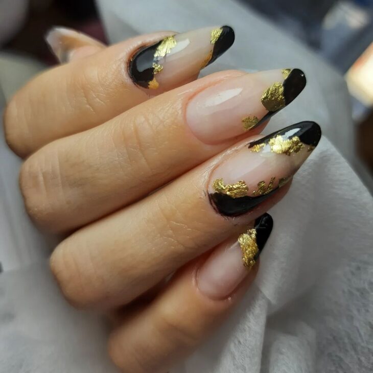 unha amendoada preta com glitter