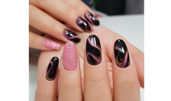 unha amendoada preta com glitter