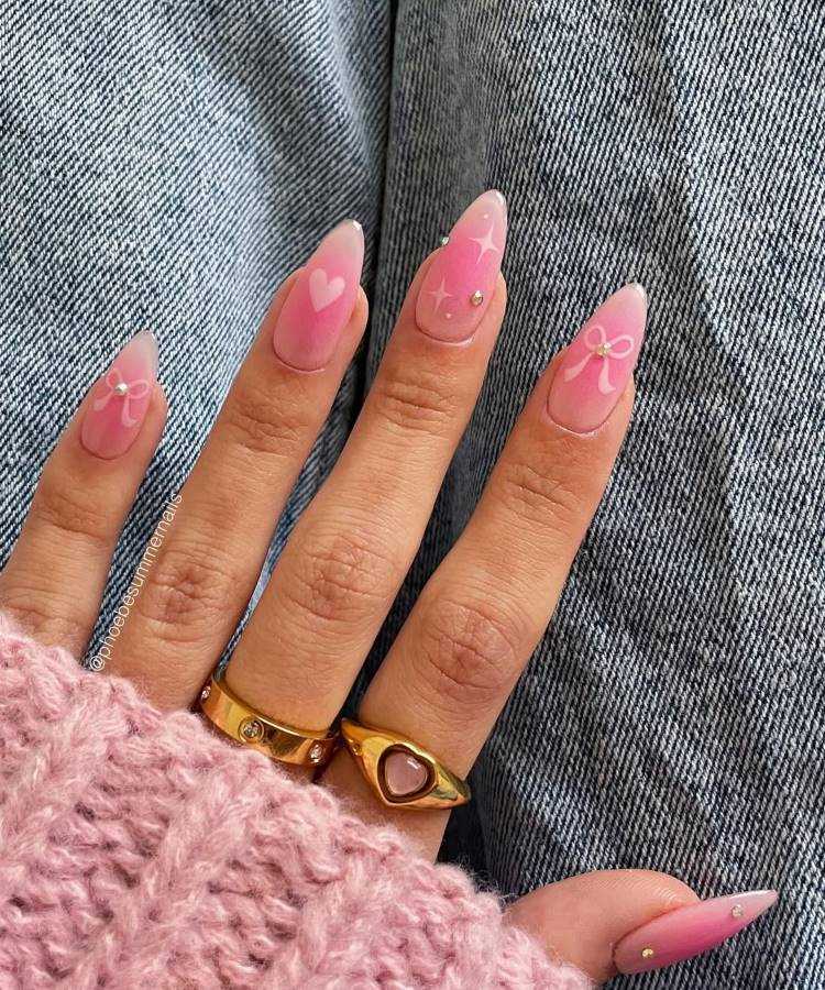 unha amendoada rosa com glitter discreto