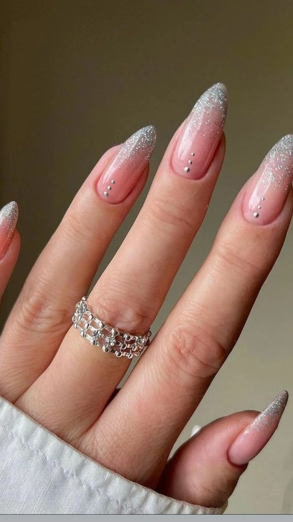 unha amendoada rosa com glitter ousado