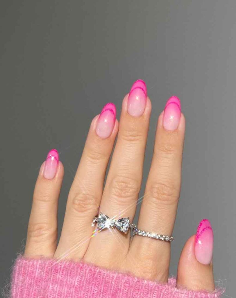 unha amendoada rosa com glitter para festa