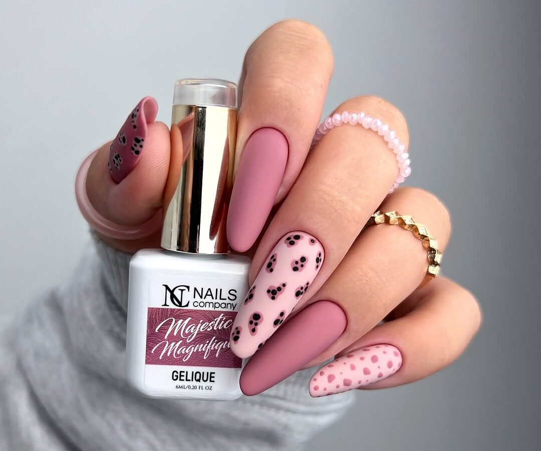 unha amendoada rosa com glitter natural