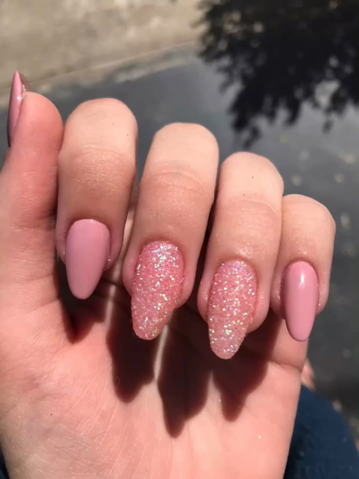 unha amendoada rosa bebê com glitter