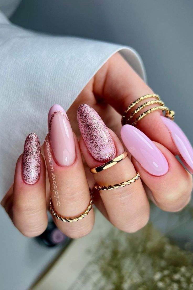 unha amendoada rosa e dourado glitter