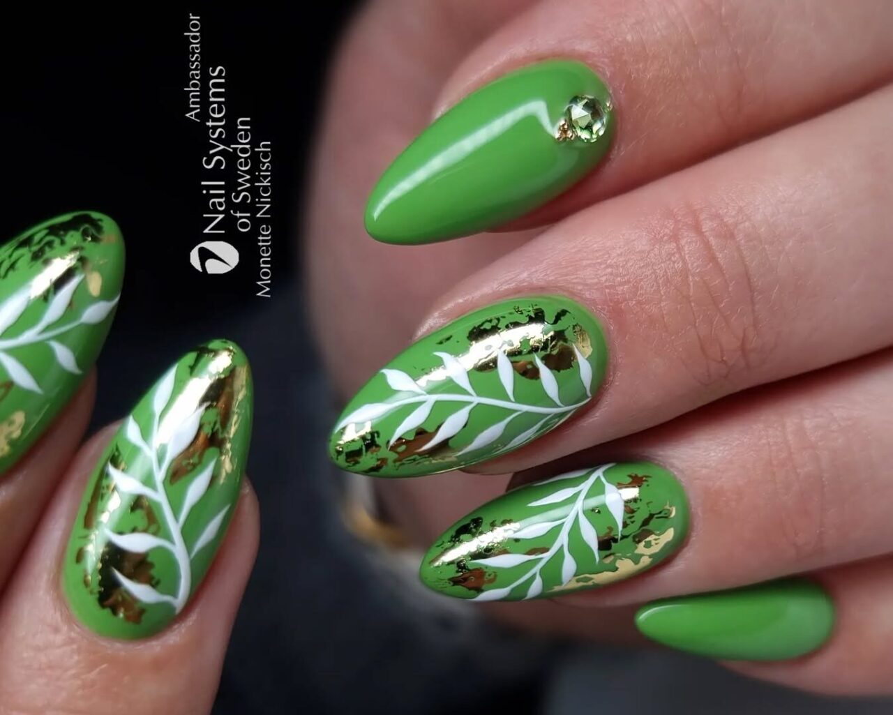 unha amendoada verde esmeralda