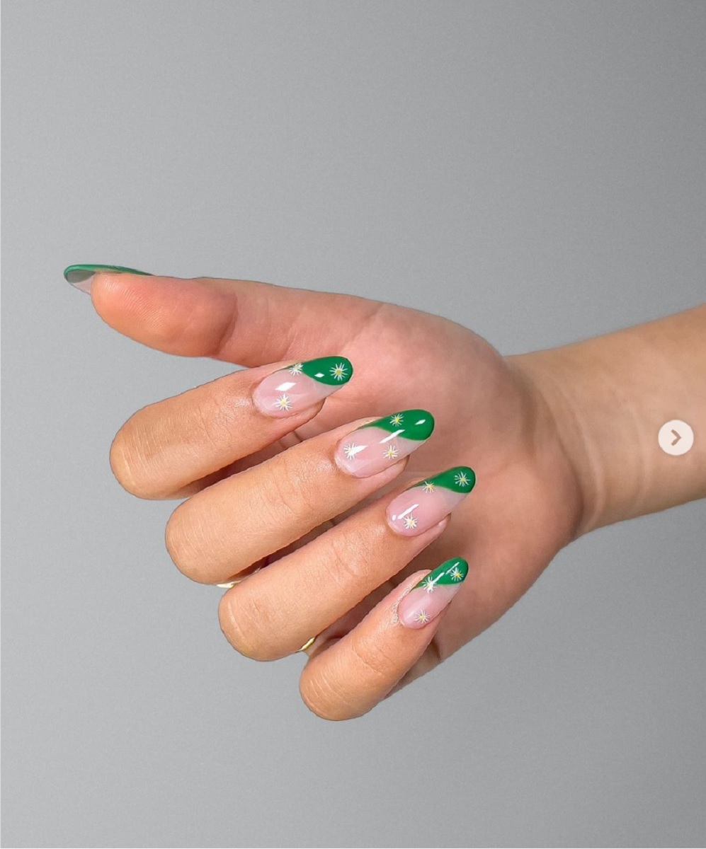 unha amendoada verde menta