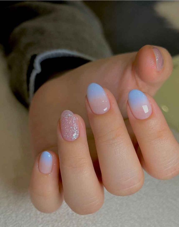 unha azul bebê decorada