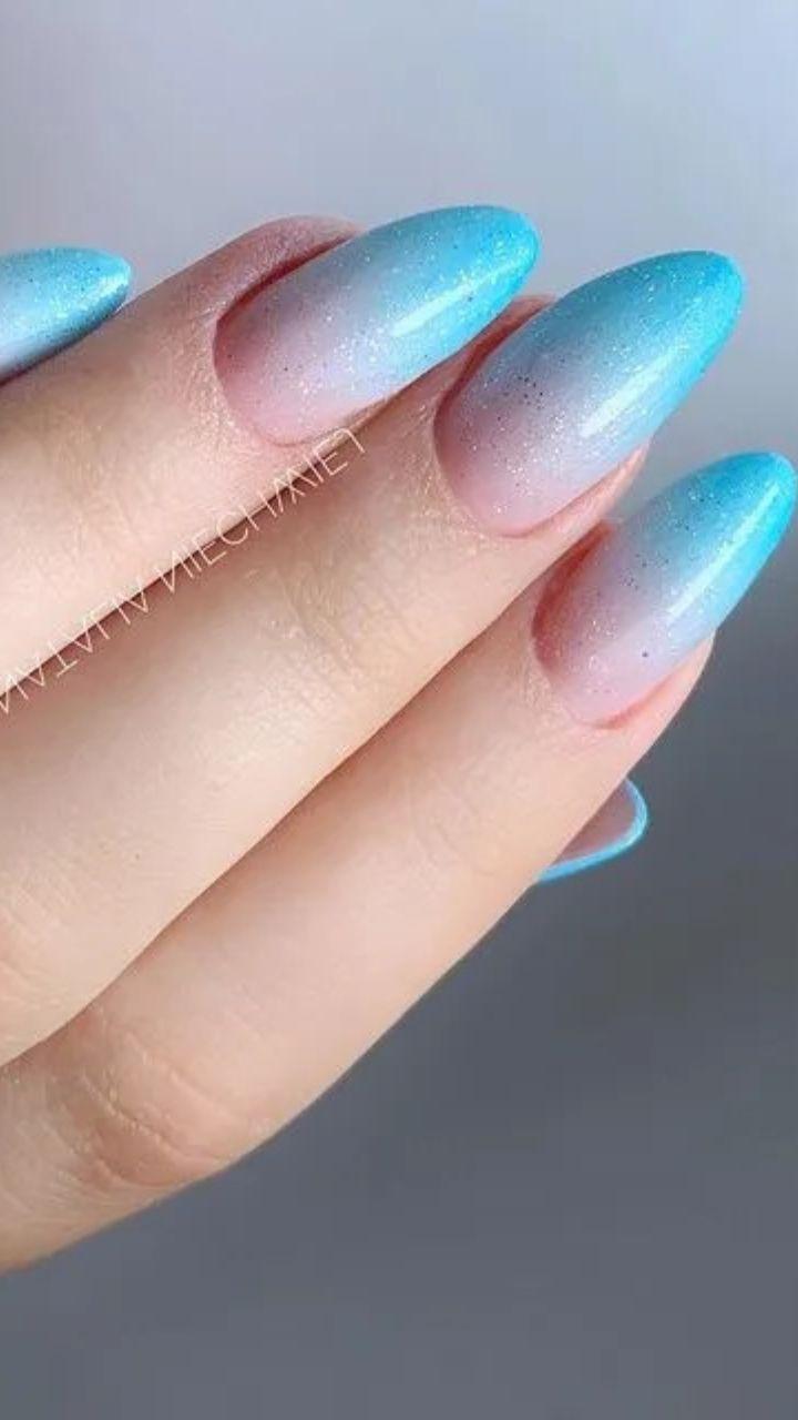 unha azul bebê decorada