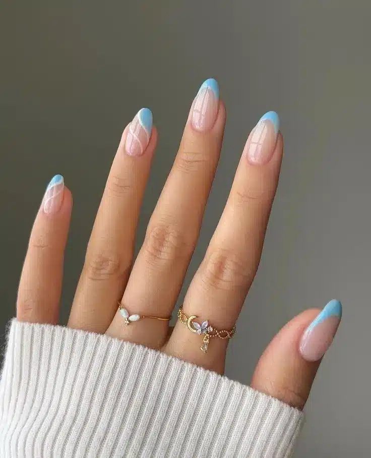 unha azul bebê com glitter