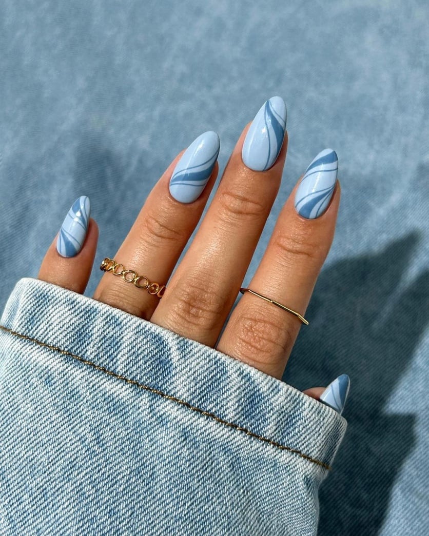unha azul bebê com glitter