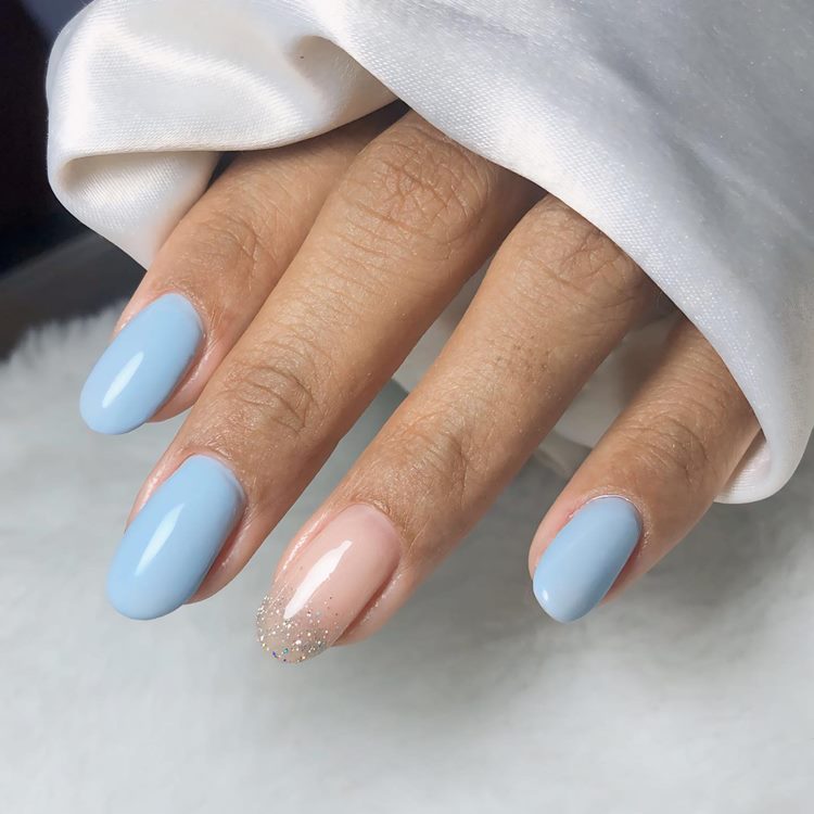 unha azul bebê minimalista