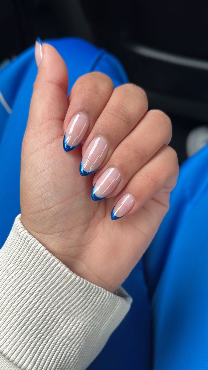 nail art azul e branco