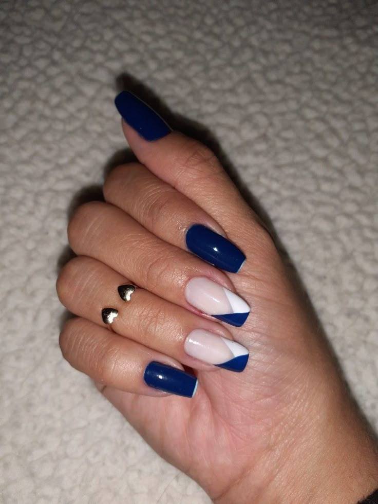 nail art azul e branco