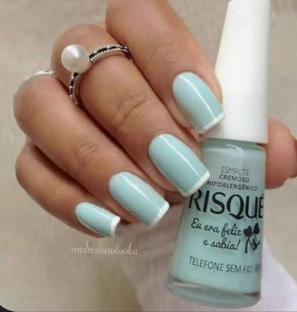 unha azul com francesinha branca