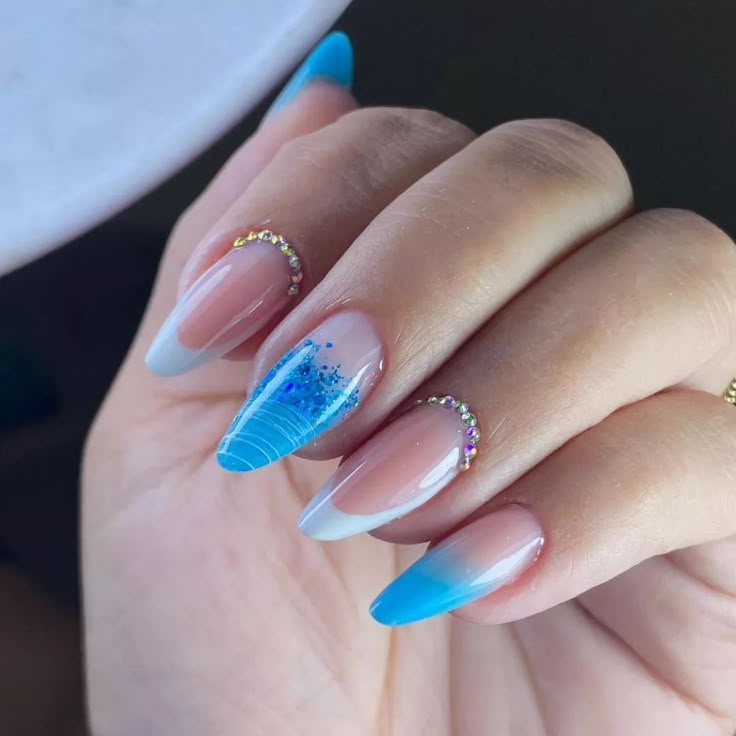 unhas francesinha azul