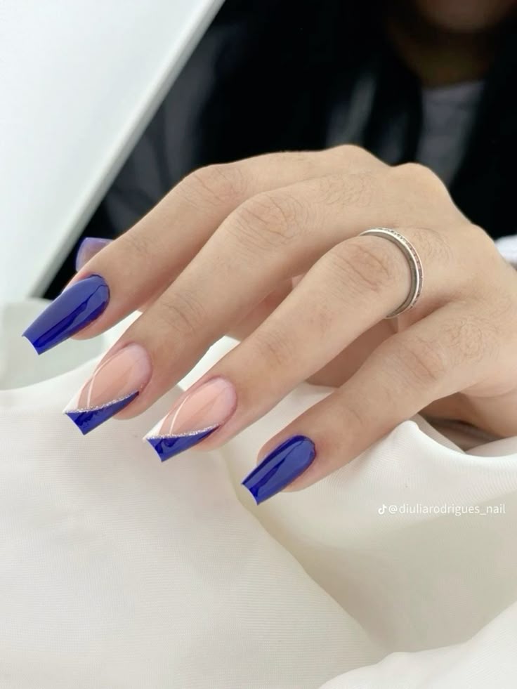 unhas com glitter azul