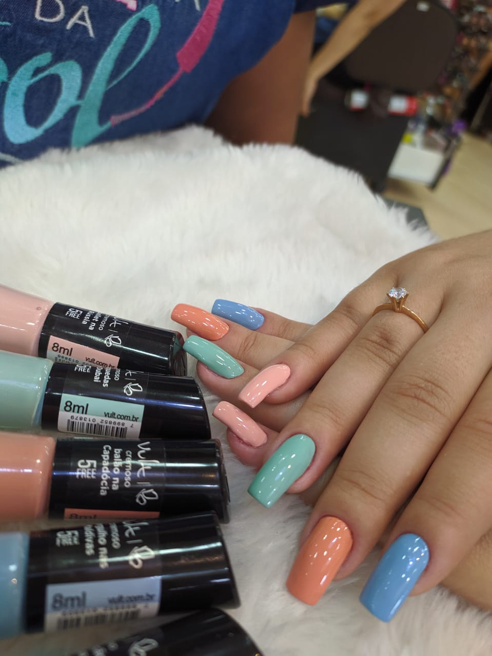 unhas multicoloridas