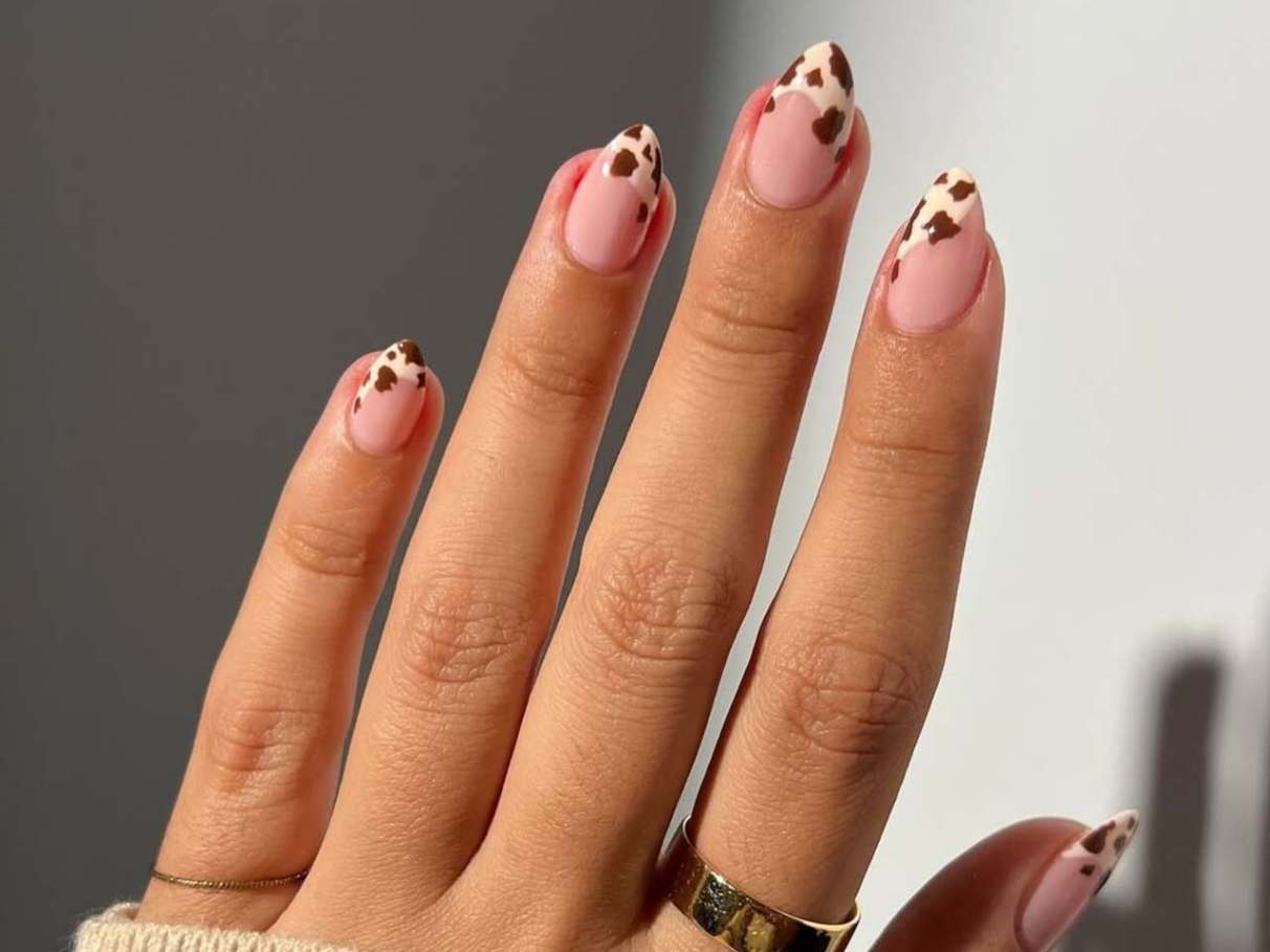unhas de gel com pedrarias discretas