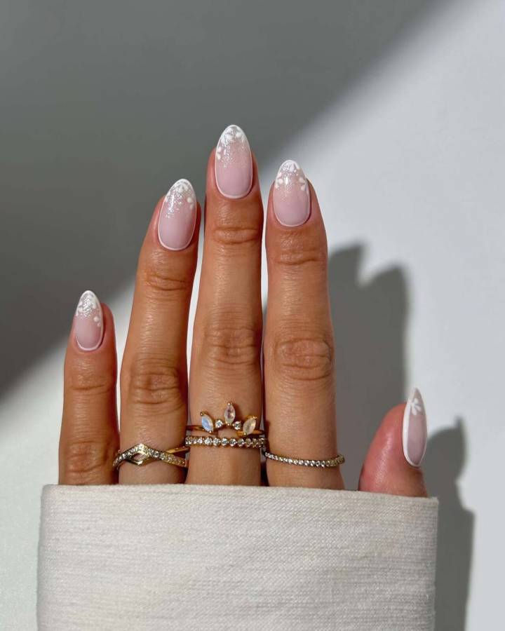 unhas de gel com pedrarias discretas