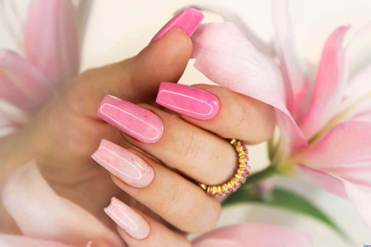 unha de gel decorada rosa claro