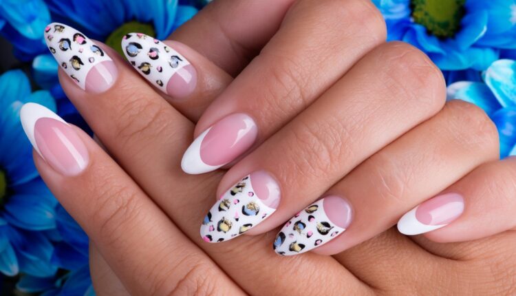 unha de gel decorada com flores rosa