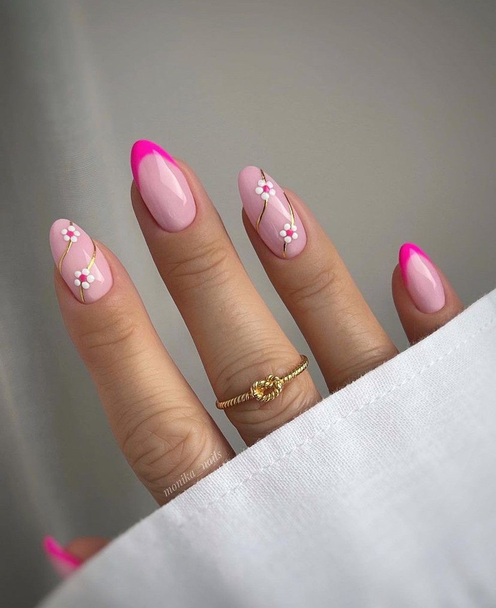 unha de gel rosa com strass