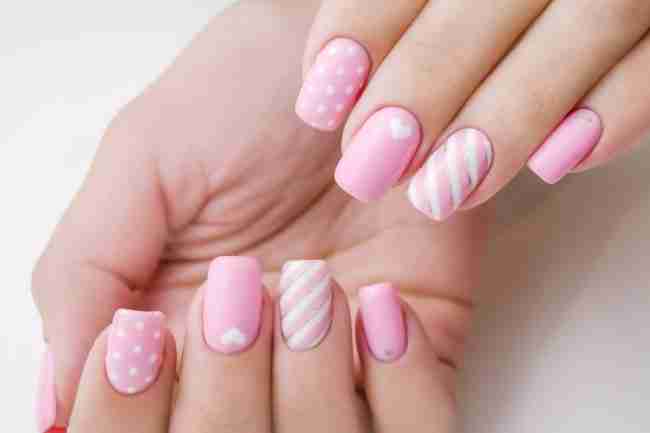 unha de gel rosa seco decorada