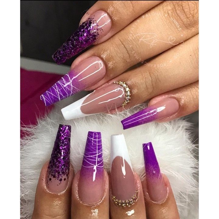 unha roxa com glitter encapsulado