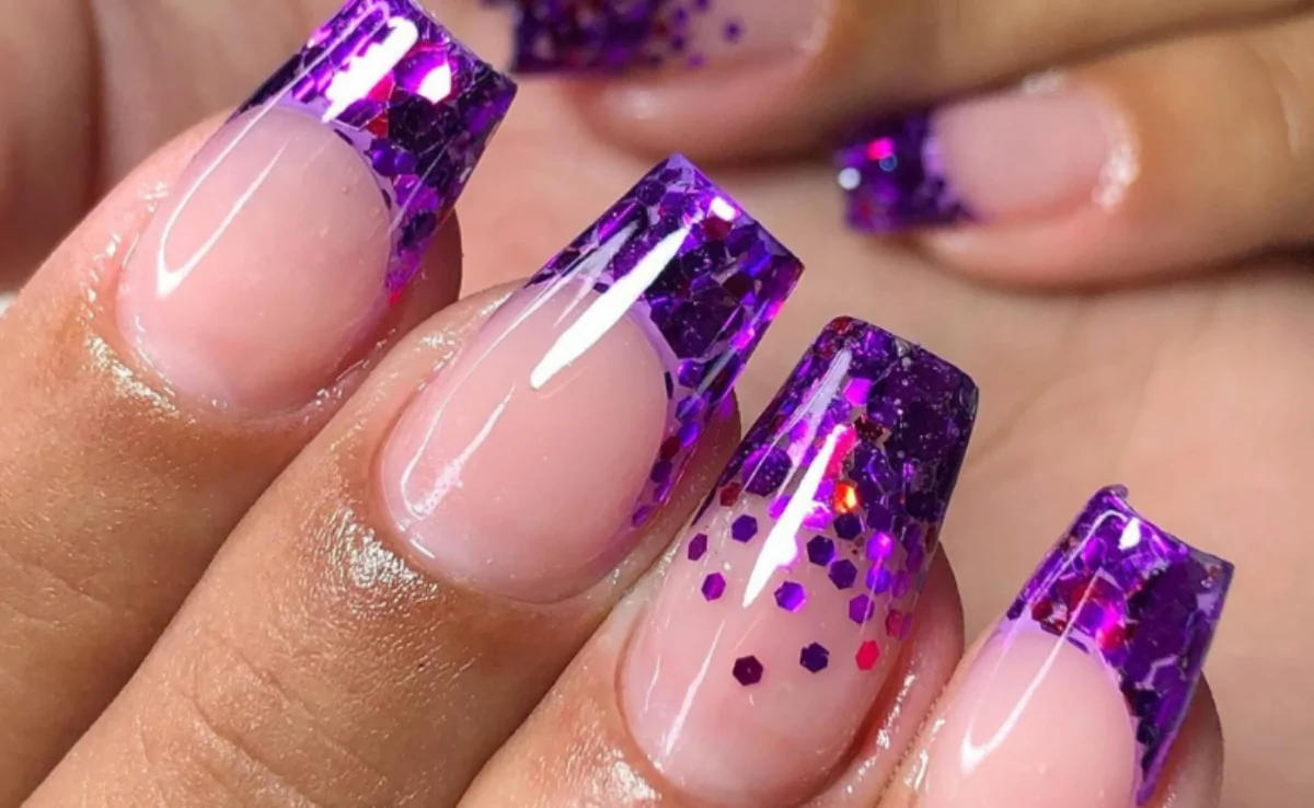 unha stiletto roxa com glitter