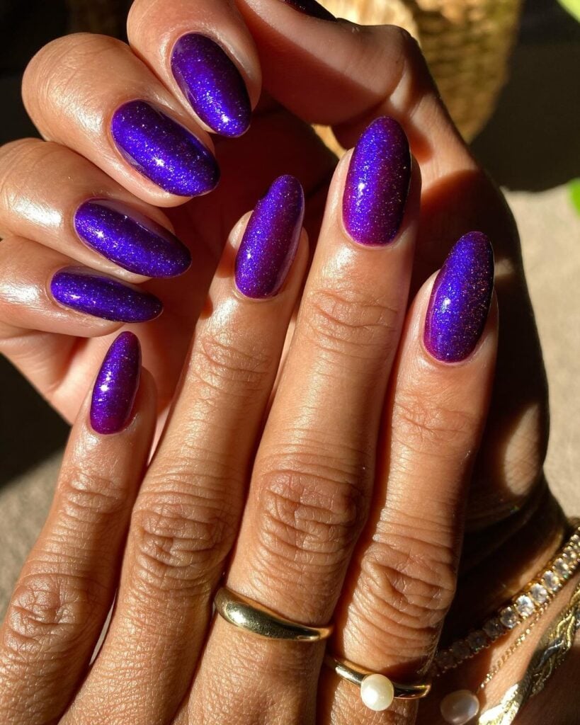 esmalte em gel roxo com glitter