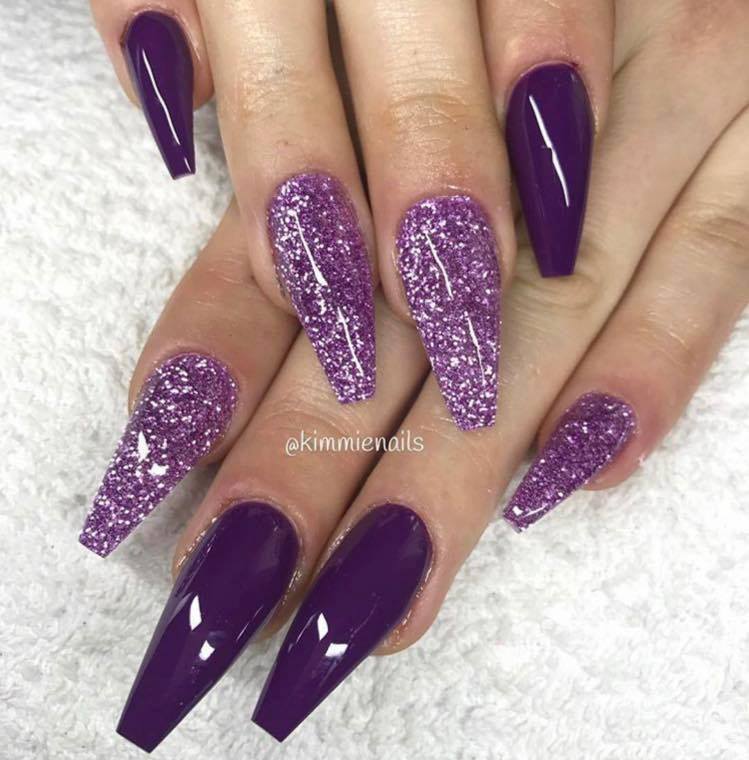 unha roxa com glitter encapsulado