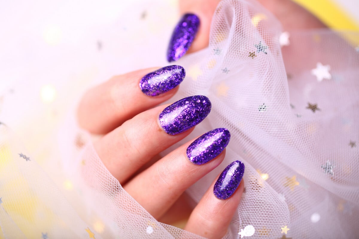 unha stiletto roxa com glitter