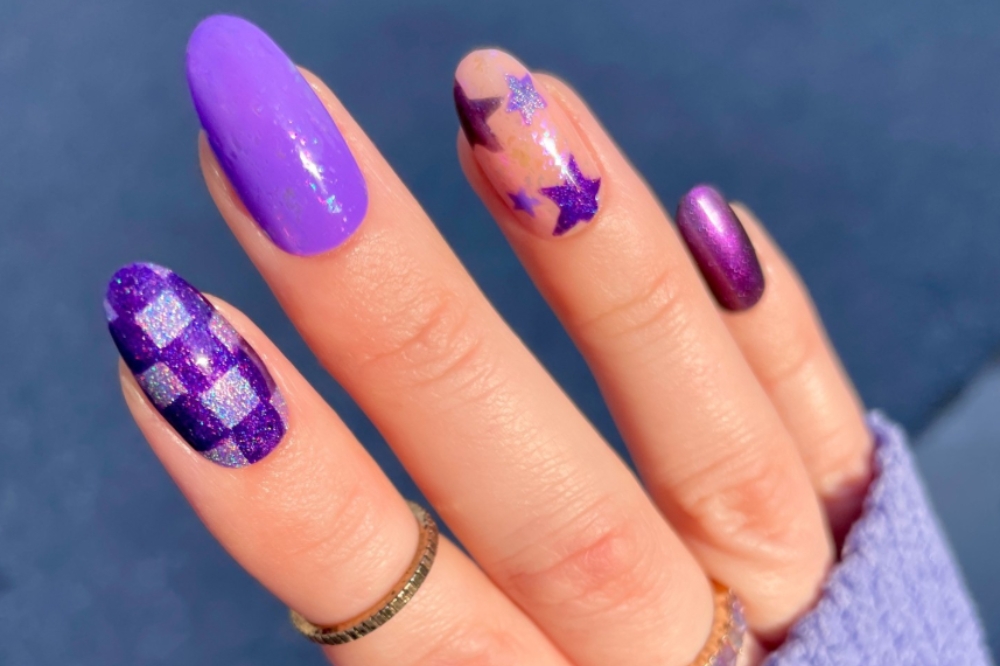 esmalte em gel roxo com glitter