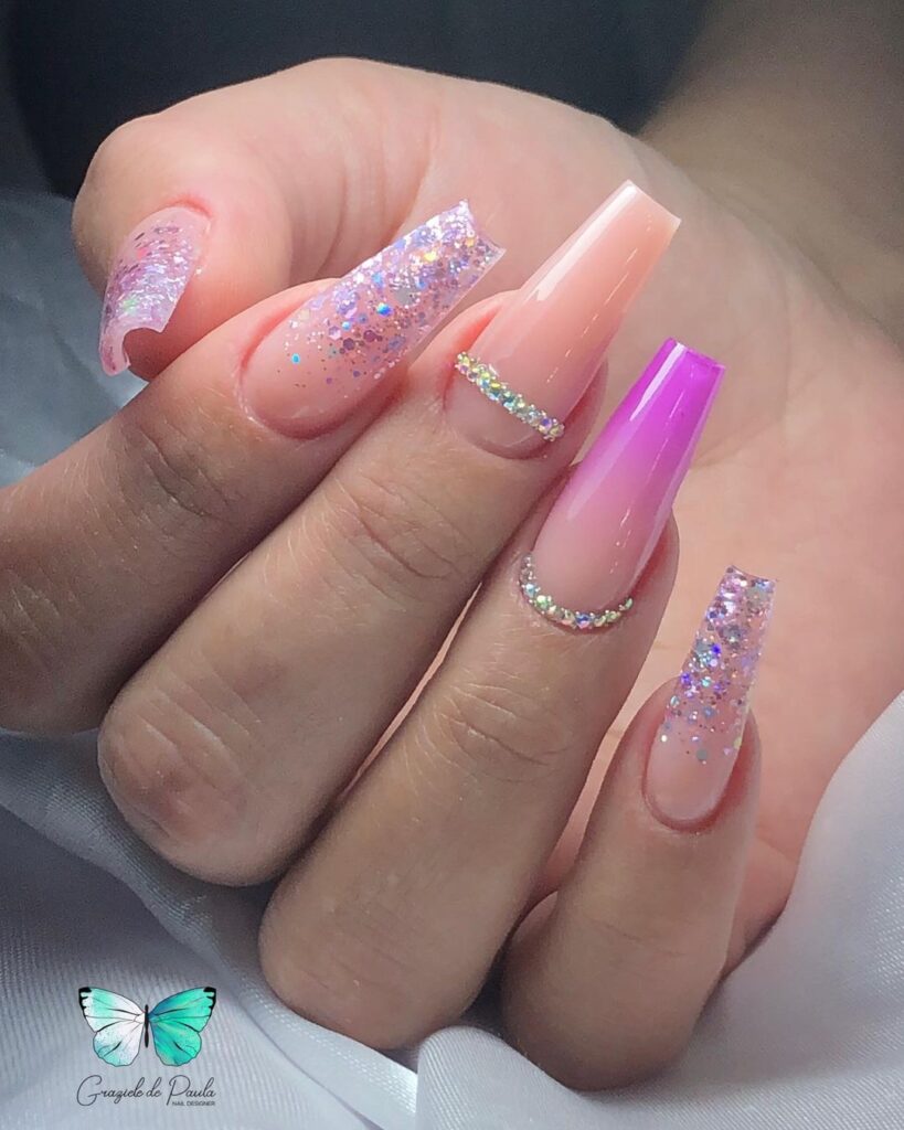 unha roxa com glitter encapsulado