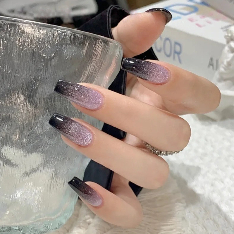 unha stiletto roxa com glitter