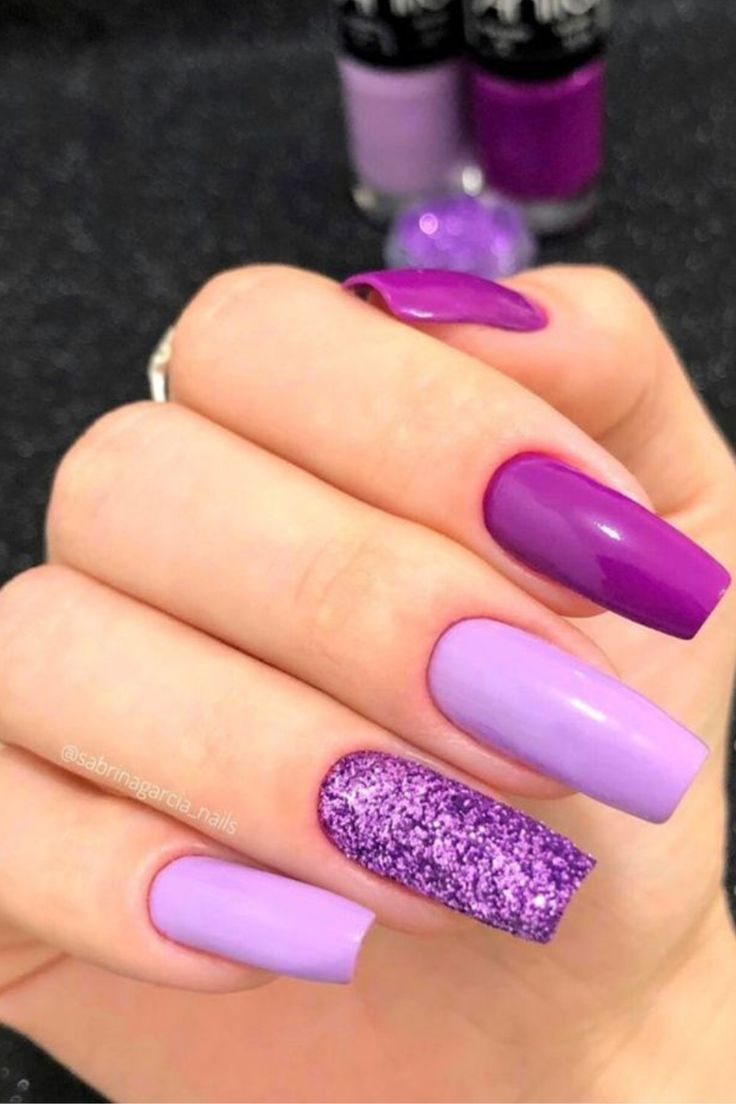 Unha de gel lilás com glitter