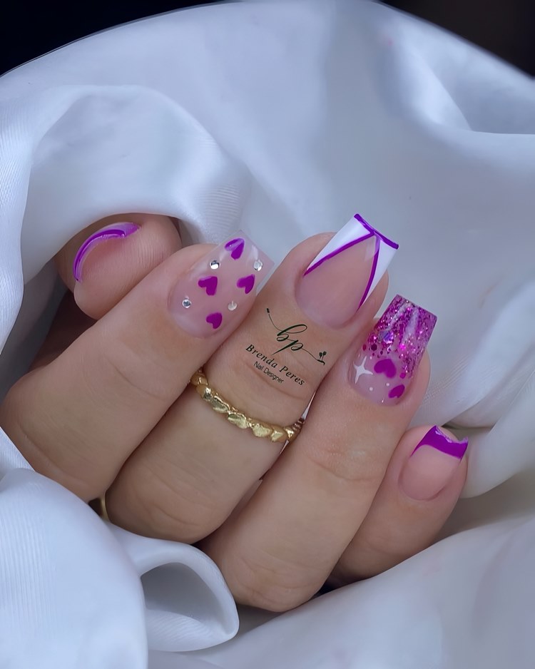 unha roxa com glitter encapsulado
