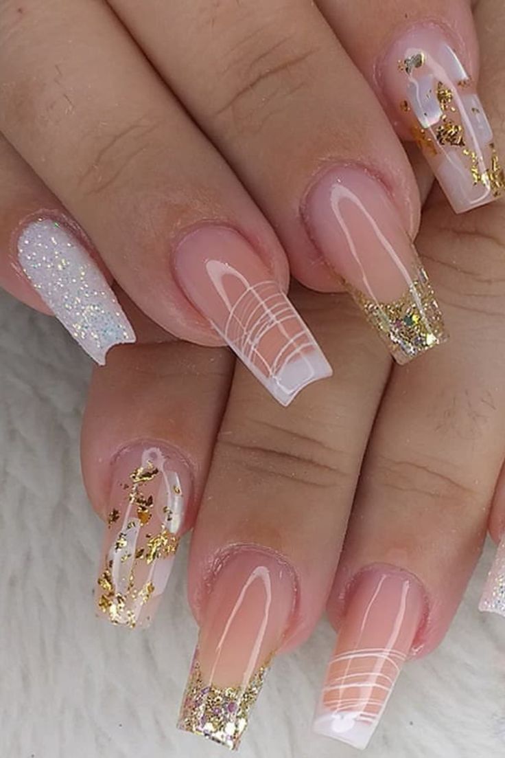 unhas brancas com dourado