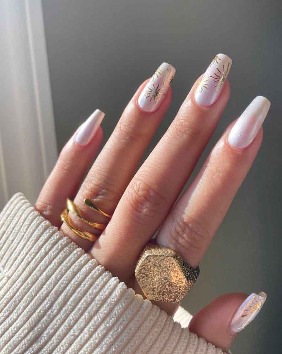 unhas para réveillon branco e dourado