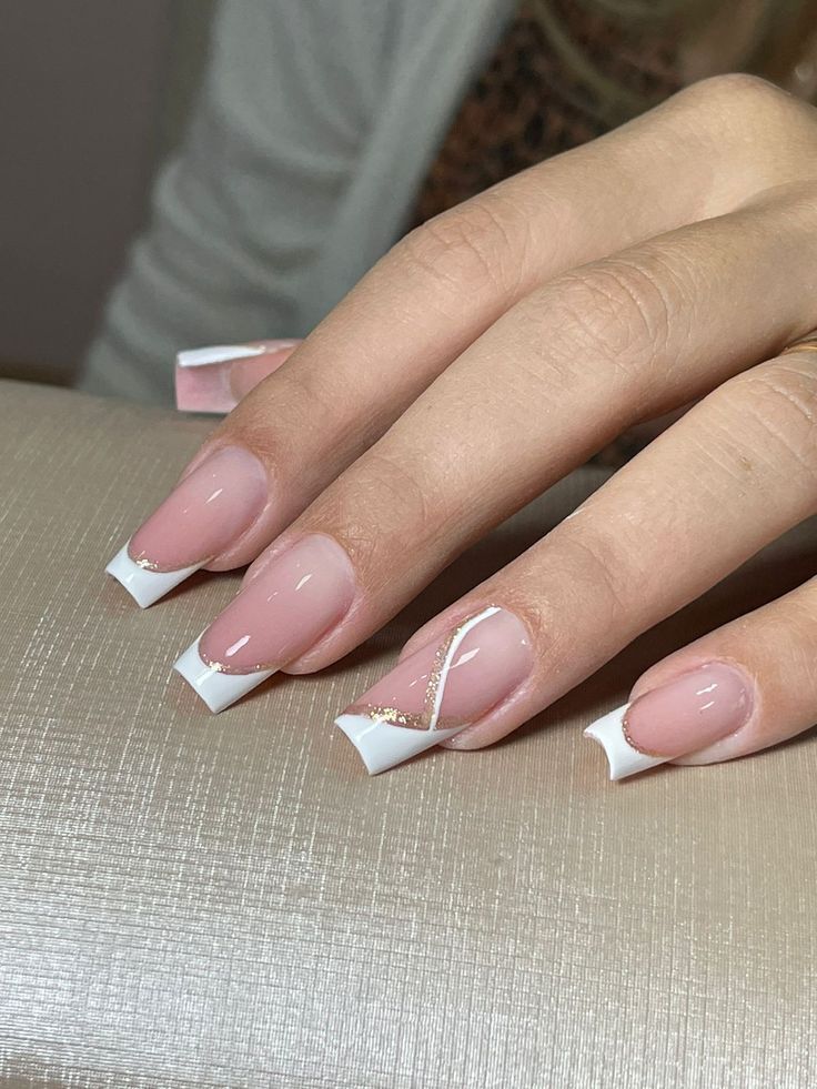 unhas decoradas simples branco e dourado