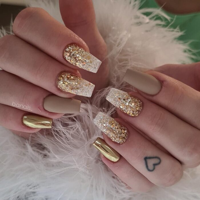 unhas decoradas com strass branco e dourado