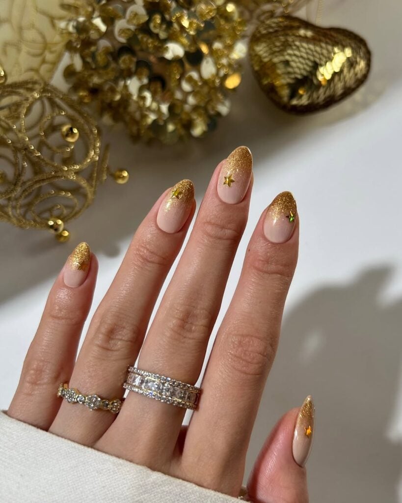 unhas brancas com dourado