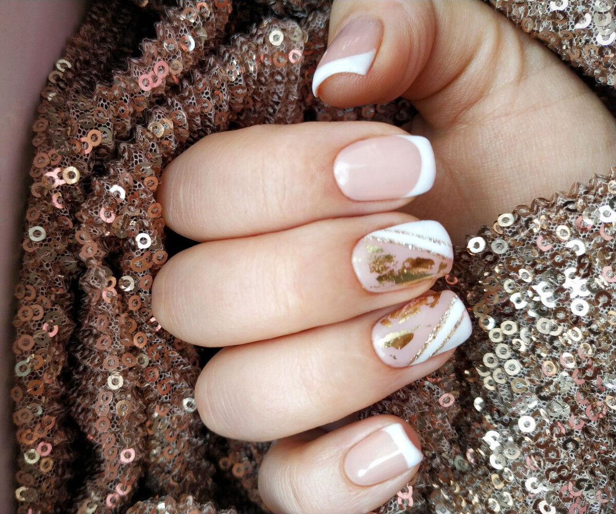 nail art branco e dourado