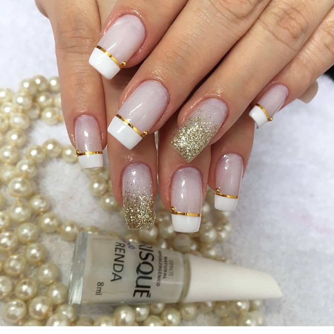 unhas brancas com glitter dourado