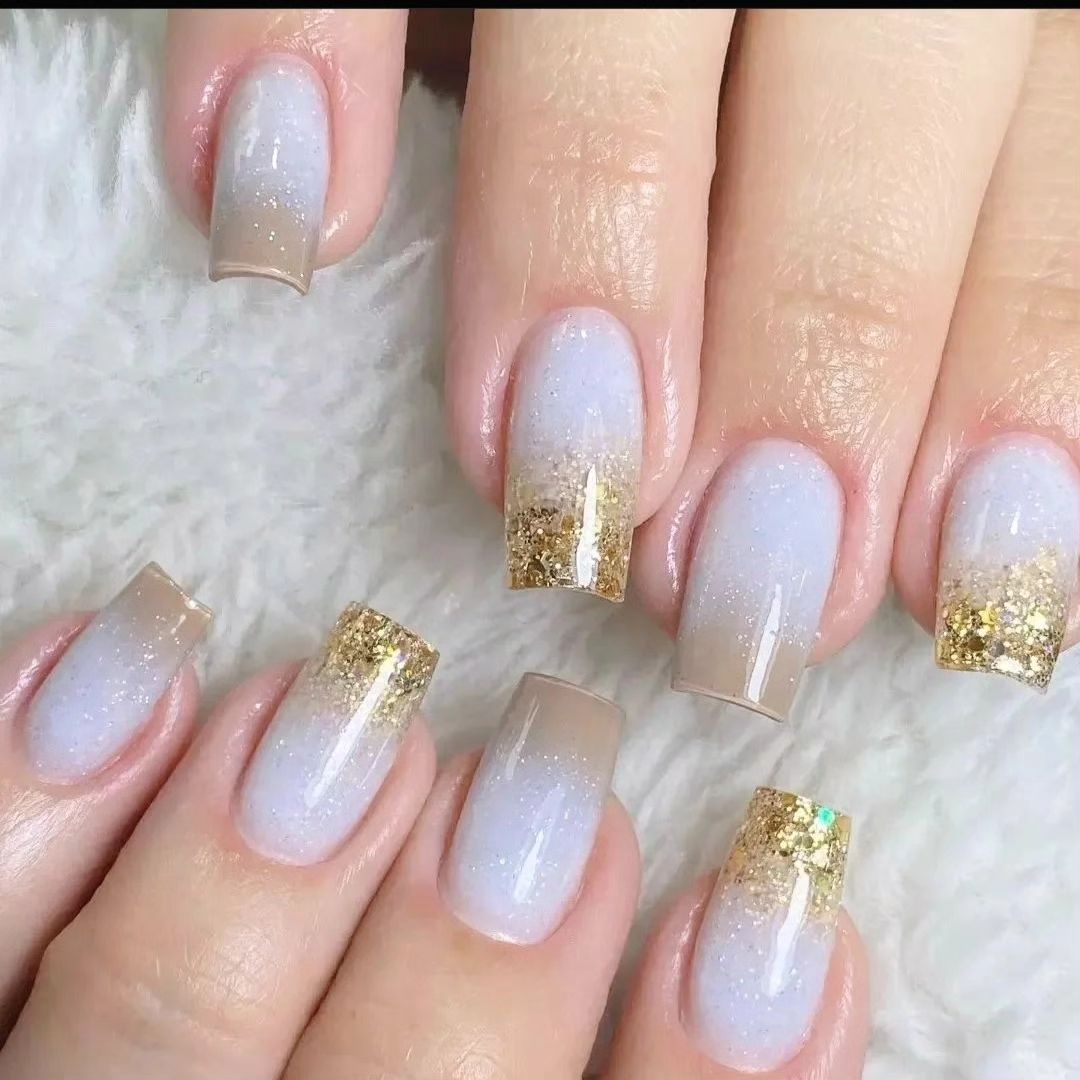 unhas mármore branco e dourado