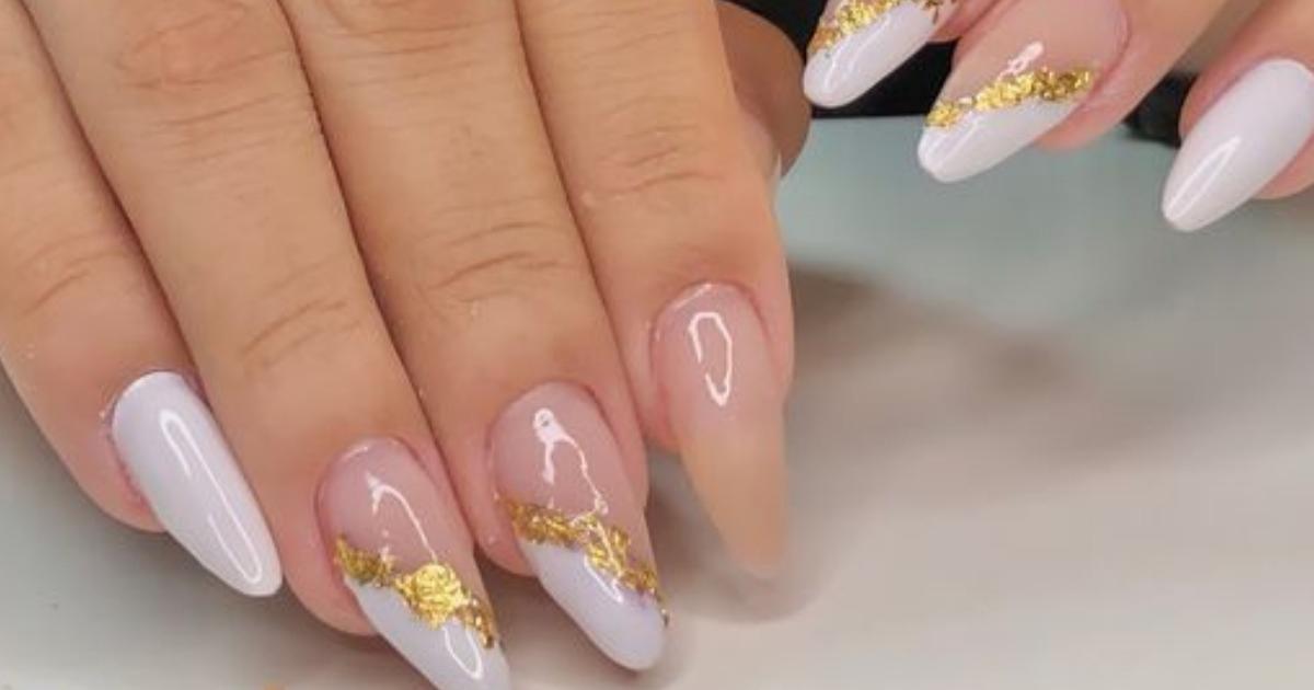 unhas geométricas branco e dourado